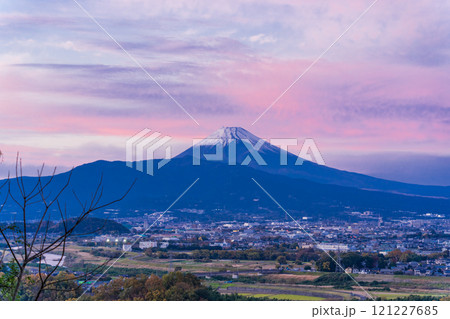 【静岡県】日守山から、夕焼け空が広がった三島方面と富士山 121227685