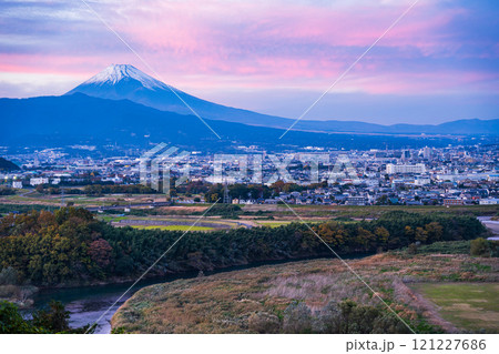 【静岡県】日守山から、夕焼け空が広がった三島方面と富士山 【静岡県】日守山から、夕焼け空が広がった三島方面と富士山 121227686