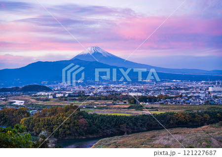 【静岡県】日守山から、夕焼け空が広がった三島方面と富士山 121227687