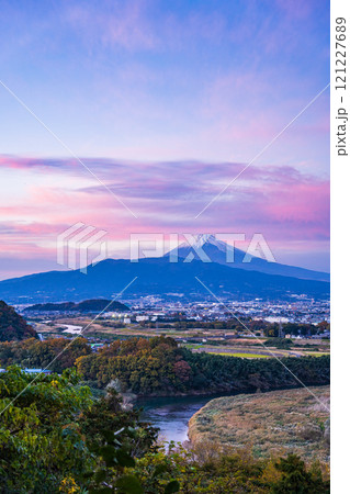 【静岡県】日守山から、夕焼け空が広がった三島方面と富士山 【静岡県】日守山から、夕焼け空が広がった三島方面と富士山 121227689