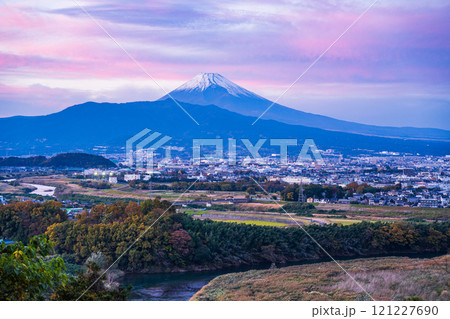 【静岡県】日守山から、夕焼け空が広がった三島方面と富士山 121227690