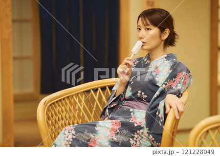 お風呂上がりにアイスを食べる女性 撮影協力・白玉の湯 泉慶 お風呂上がりにアイスを食べる女性 撮影協力・白玉の湯 泉慶 121228049