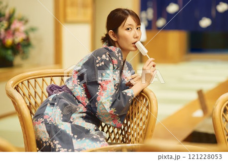 お風呂上がりにアイスを食べる女性　撮影協力・白玉の湯 泉慶 121228053