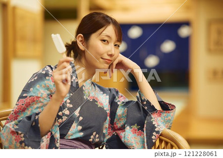 お風呂上がりにアイスを食べる女性 撮影協力・白玉の湯 泉慶 お風呂上がりにアイスを食べる女性 撮影協力・白玉の湯 泉慶 121228061