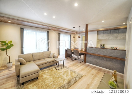 お洒落な明るいリビングダイニング 121228080