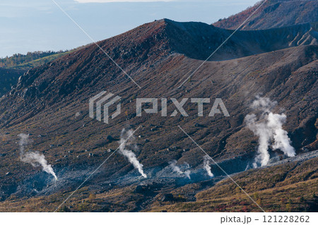 草津白根山の噴出口の雄大な景色 草津白根山の噴出口の雄大な景色 121228262