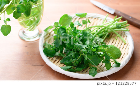 笊にのせた新鮮なクレソン ( 辛みがあり、肉料理の付け合わせとしても人気 ) 笊にのせた新鮮なクレソン ( 辛みがあり、肉料理の付け合わせとしても人気 ) 121228377