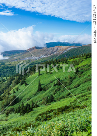 夏の草津白根山の雄大な景色 夏の草津白根山の雄大な景色 121228417