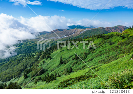夏の草津白根山の雄大な景色 夏の草津白根山の雄大な景色 121228418