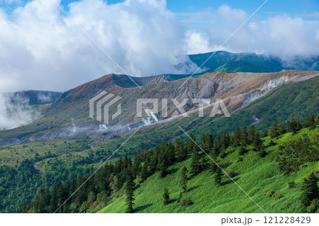 夏の草津白根山の雄大な景色 夏の草津白根山の雄大な景色 121228429