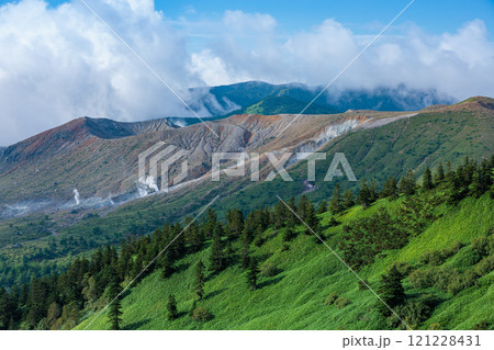 夏の草津白根山の雄大な景色 121228431