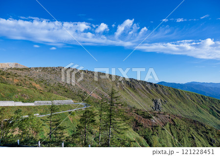 草津白根山南麓の道路と岩山の風景 121228451