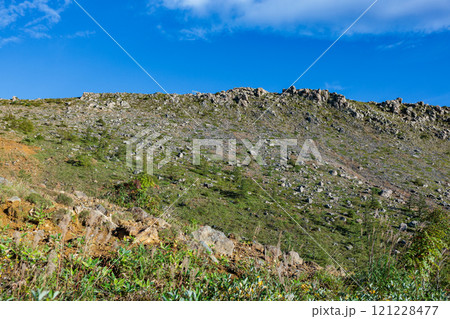 夏の草津白根山南麓の岩山の風景 121228477