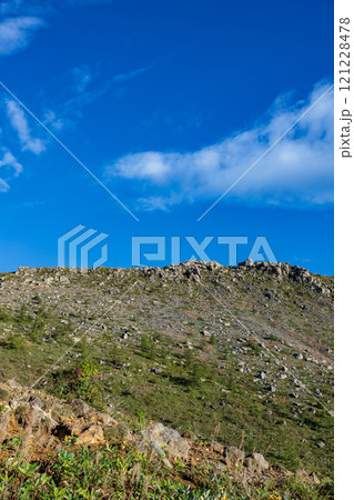 夏の草津白根山南麓の岩山の風景 夏の草津白根山南麓の岩山の風景 121228478