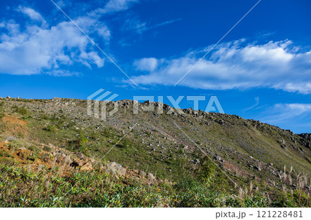 夏の草津白根山南麓の岩山の風景 121228481
