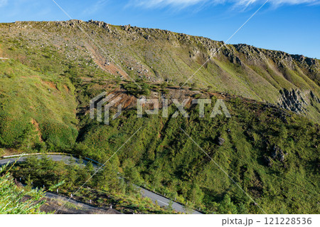 夏の草津白根山南麓の雄大な風景 夏の草津白根山南麓の雄大な風景 121228536