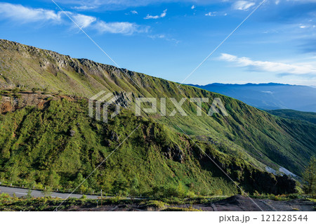 夏の草津白根山南麓の雄大な風景 121228544