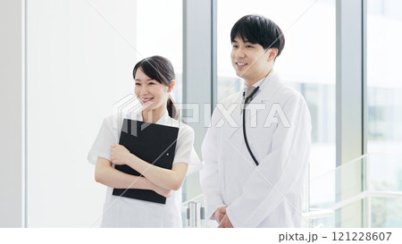 笑顔で立つ医師と看護師 121228607