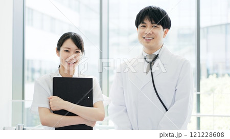笑顔で立つ医師と看護師 笑顔で立つ医師と看護師 121228608