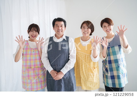 笑顔の保育園の保育士たち複数人 笑顔の保育園の保育士たち複数人 121229058