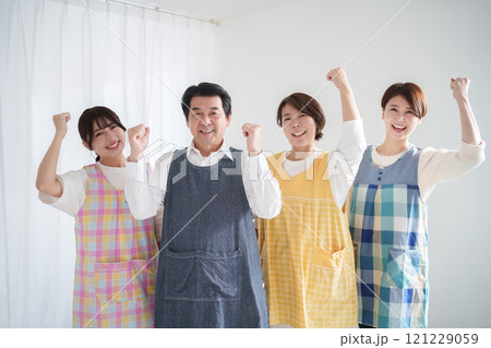 笑顔の保育園の保育士たち複数人 笑顔の保育園の保育士たち複数人 121229059