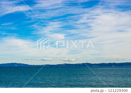 千葉県房総が遠くに見える三浦海岸の海 121229300