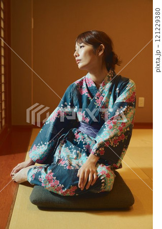 旅館の部屋にいる女性 撮影協力・白玉の湯 泉慶 旅館の部屋にいる女性 撮影協力・白玉の湯 泉慶 121229380
