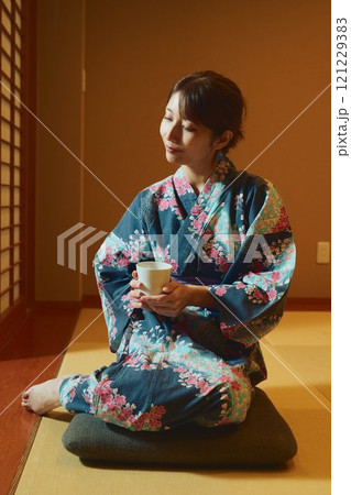 旅館の部屋にいる女性　撮影協力・白玉の湯 泉慶 121229383