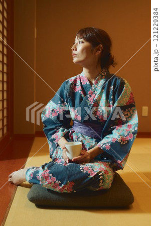旅館の部屋にいる女性 撮影協力・白玉の湯 泉慶 旅館の部屋にいる女性 撮影協力・白玉の湯 泉慶 121229384