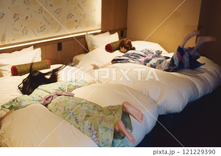 旅館の部屋にいる女性たち　撮影協力・白玉の湯 泉慶 121229390