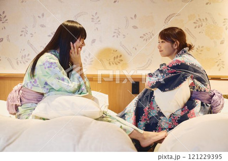 旅館の部屋にいる女性たち　撮影協力・白玉の湯 泉慶 121229395