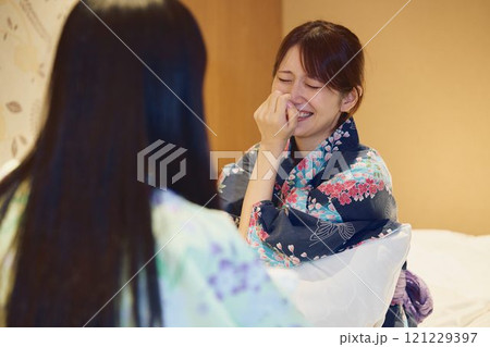 旅館の部屋にいる女性たち　撮影協力・白玉の湯 泉慶 121229397