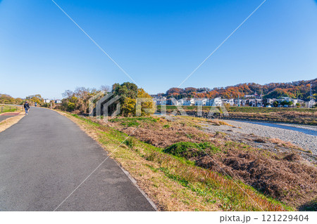 青空と川沿いのサイクリングロードと住宅街 青空と川沿いのサイクリングロードと住宅街 121229404