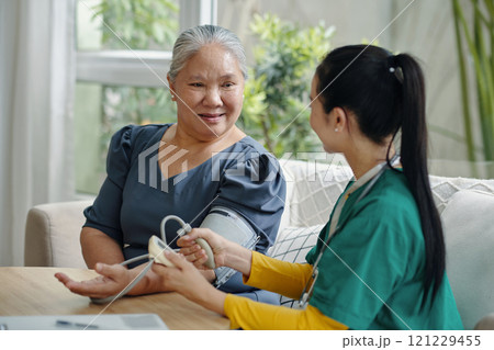 Nurse Controlling The Pressure Of Senior Patient 121229455