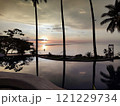 プールから見た夕日 121229734