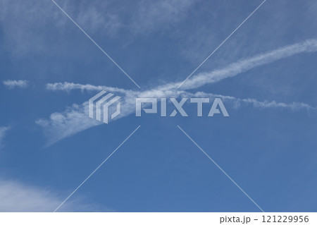 青空に浮かぶ飛行機雲 121229956