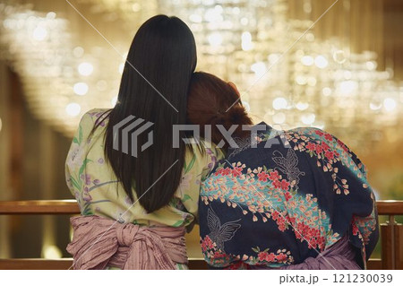 旅館の部屋にいる女性たち 撮影協力・白玉の湯 泉慶 旅館の部屋にいる女性たち 撮影協力・白玉の湯 泉慶 121230039