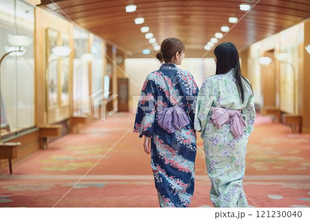 浴衣で観光する女性たち 撮影協力・白玉の湯 泉慶 浴衣で観光する女性たち 撮影協力・白玉の湯 泉慶 121230040