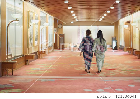 浴衣で観光する女性たち 撮影協力・白玉の湯 泉慶 浴衣で観光する女性たち 撮影協力・白玉の湯 泉慶 121230041