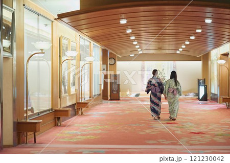 浴衣で観光する女性たち　撮影協力・白玉の湯 泉慶 121230042