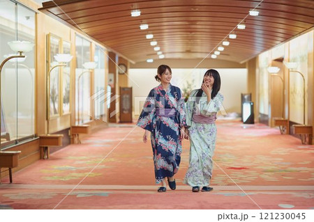 浴衣で観光する女性たち　撮影協力・白玉の湯 泉慶 121230045