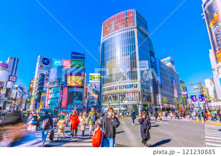 日本の東京都市景観 年の瀬。外国人観光客らで賑わう渋谷スクランブル交差点…新時代に希望の光…=17日 日本の東京都市景観 年の瀬。外国人観光客らで賑わう渋谷スクランブル交差点…新時代に希望の光…=17日 121230885