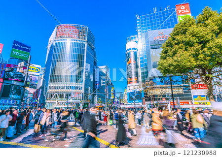 日本の東京都市景観　年の瀬。外国人観光客らで賑わう渋谷スクランブル交差点…新時代に希望の光…＝17日 121230988
