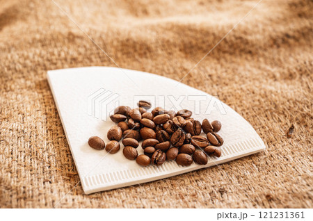 ペーパーフィルターと珈琲豆 ペーパーフィルターと珈琲豆 121231361