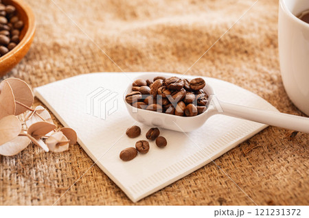 コーヒーフィルターとコーヒー豆 121231372