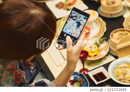 旅館で食事を楽しむ女性たち 撮影協力・白玉の湯 泉慶 旅館で食事を楽しむ女性たち 撮影協力・白玉の湯 泉慶 121231685