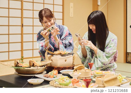 旅館で食事を楽しむ女性たち 撮影協力・白玉の湯 泉慶 旅館で食事を楽しむ女性たち 撮影協力・白玉の湯 泉慶 121231688