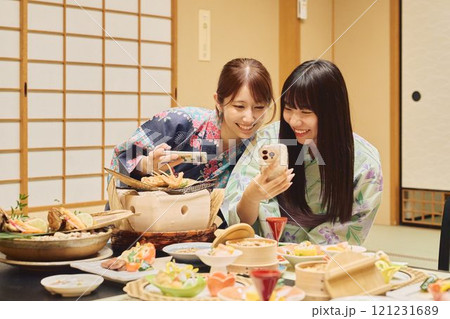 旅館で食事を楽しむ女性たち 撮影協力・白玉の湯 泉慶 旅館で食事を楽しむ女性たち 撮影協力・白玉の湯 泉慶 121231689