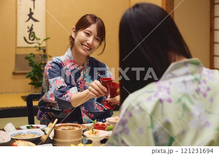 旅館で食事を楽しむ女性たち 撮影協力・白玉の湯 泉慶 旅館で食事を楽しむ女性たち 撮影協力・白玉の湯 泉慶 121231694