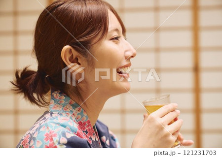 旅館で食事を楽しむ女性たち　撮影協力・白玉の湯 泉慶 121231703